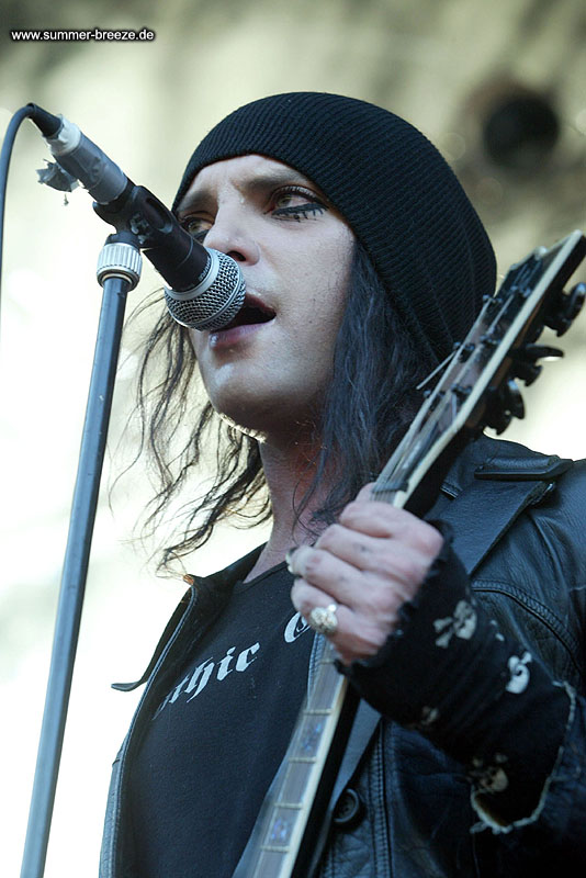 Bild eines Mitglieds der Band End Of Green beim Live Auftritt auf dem Summer Breeze 2003.